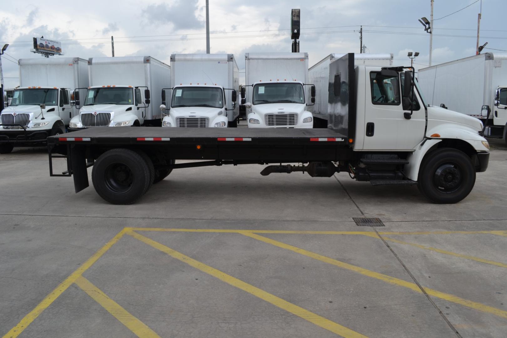 2014 WHITE /BLACK INTERNATIONAL 4300 with an DT466 7.6L 230HP engine, ALLISON 2100HS AUTOMATIC transmission, located at 9172 North Fwy, Houston, TX, 77037, (713) 910-6868, 29.887470, -95.411903 - Photo#3